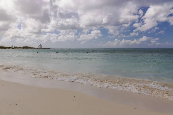 Белый Песчаный Пляж Бирюзовый Океан Голубом Фоне Неба Аруба Красивый — стоковое фото