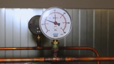  Tüpün yay sayacıyla diferansiyel basınç manometresinin çalışmasını kapat. Teknoloji konsepti. Enkoping. Swiden. 10.22.2019.