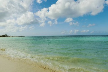 Aruba Island. Turquoise deniz suyu ve mavi gökyüzü inanılmaz güzellik beyaz kum plaj. Güzel arka plan.