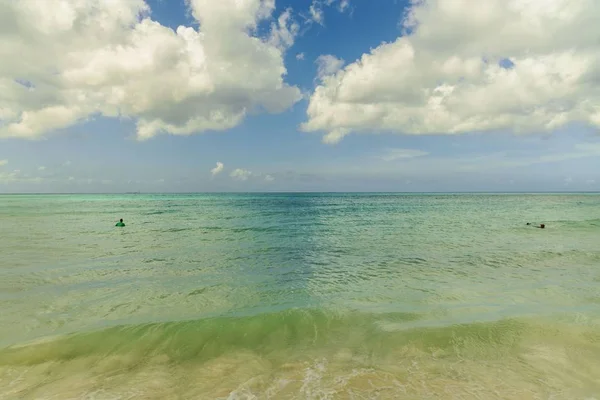 Turkoois Zeewater Blauwe Lucht Met Witte Wolken Aruba Eiland Prachtige — Stockfoto