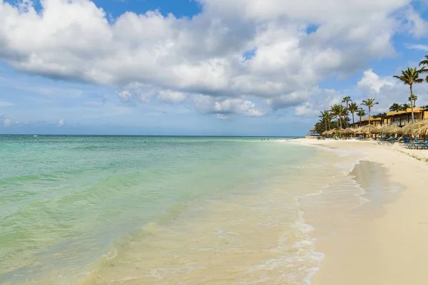 Playa Arena Blanca Olas Turquesas Sobre Palmeras Verdes Fondo Azul — Foto de Stock