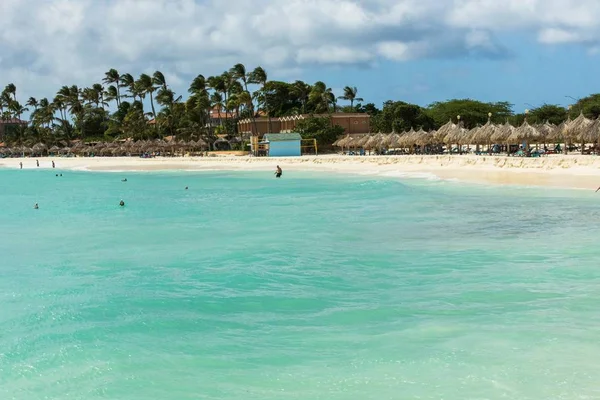 美丽的海岸线风景 白色沙滩 大西洋绿水 白沙滩 遮阳伞 蓝天绿树 白云背景 — 图库照片