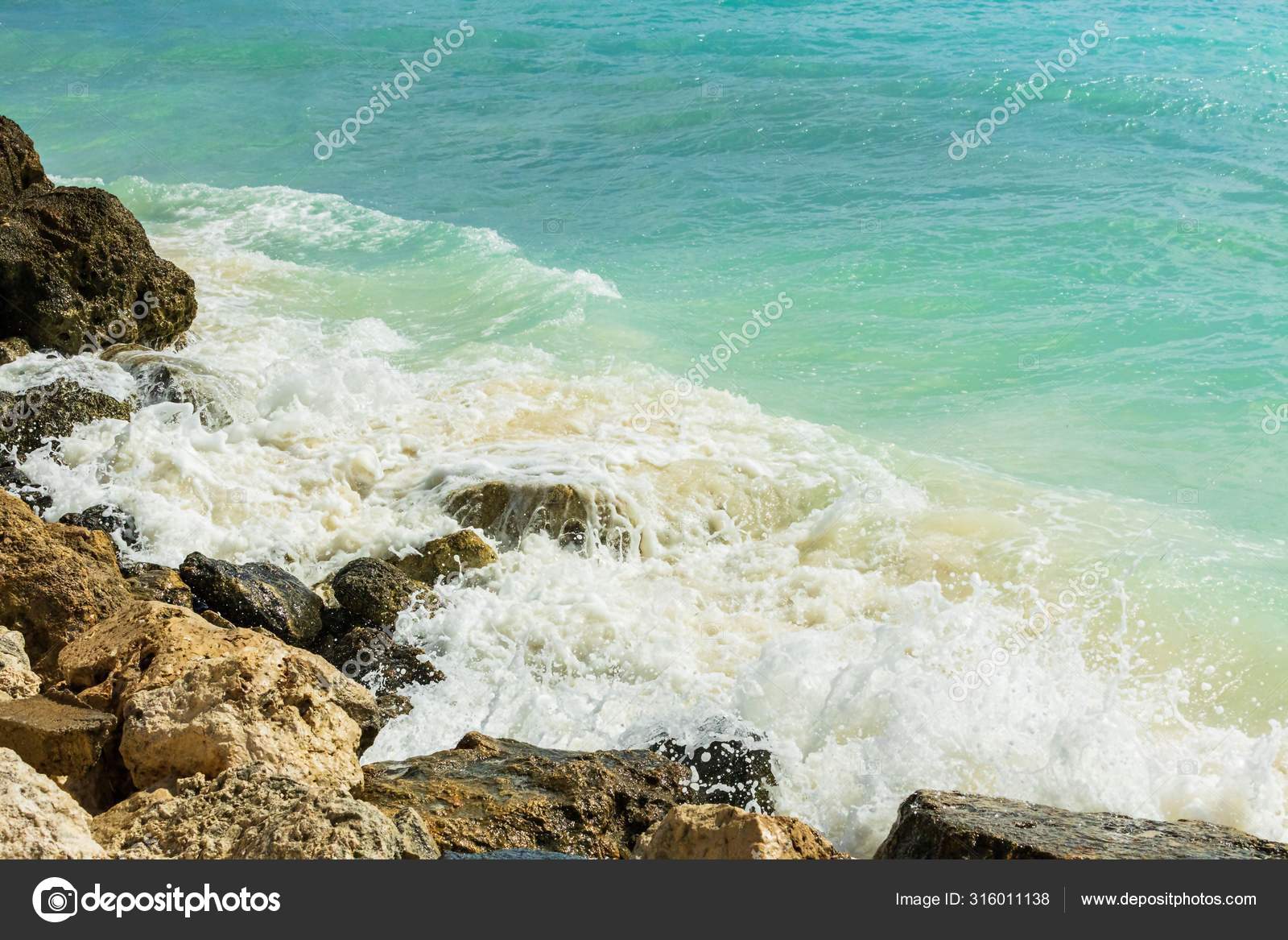 大西洋沿岸的岩石线华丽的白色泡沫波浪和碧绿的水美丽的自然景观背景 图库照片 C Mulevich
