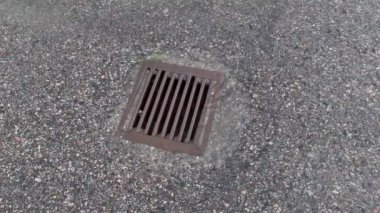 Kanalizasyona akan yağmur suyunun yakın görüntüsü. Atık su teknolojisi kavramı.