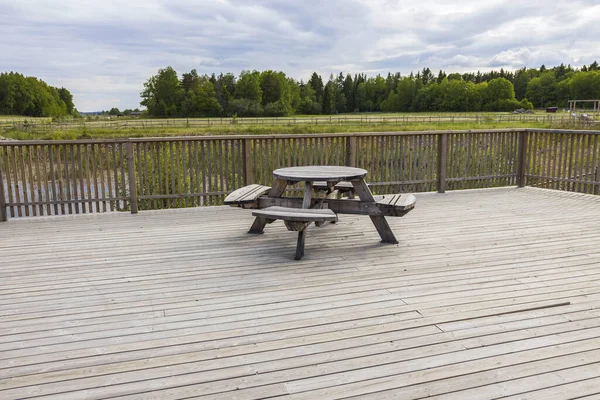 Hermosa Vista Mesa Madera Típica Con Bancos Césped Hierba Verde — Foto de Stock