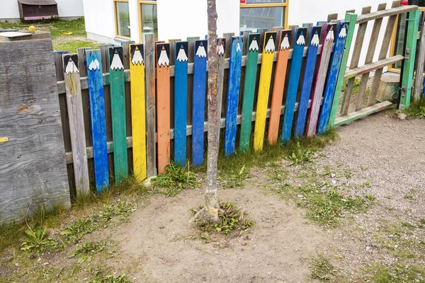 Belle Vue Sur Clôture Jardin Pour Enfants Colorés Forme Crayons — Photo