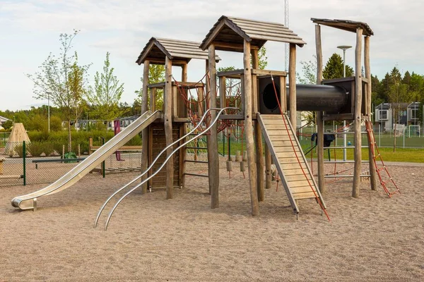 Mavi gökyüzü arka planında okul parkı görüntüsü. Güzel manzara arkaplanları.