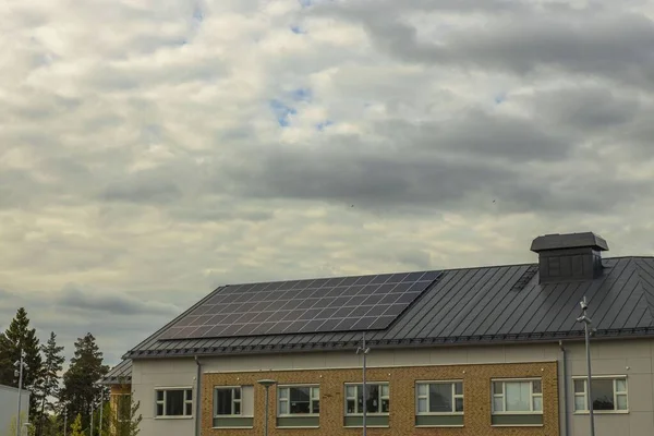 Вид Крышу Здания Оборудованную Солнечными Панелями Концепция Современных Технологий — стоковое фото