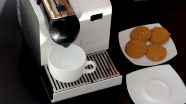Kahve makinesinde elle yükleme kapsülü ve kahve demleme görüntüsünü kapat. Yiyecek ve içecek konsepti. 