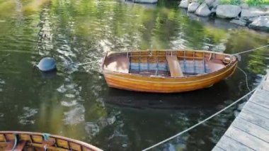 Park etmiş iki ahşap teknenin yakın görüntüsü. Güzel doğa geçmişi. 