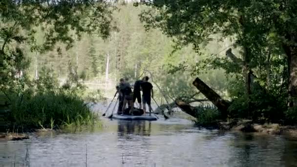 Вид Скандинавську Річку Кількома Чоловіками Стенді Весло Дошки Швеція Європа — стокове відео