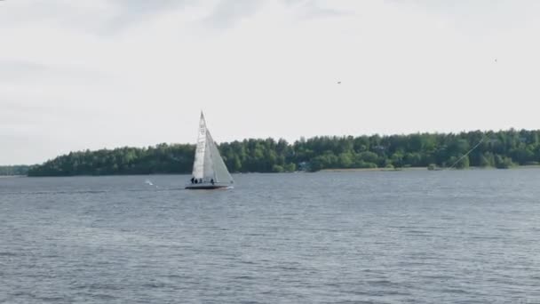 Вид Озеро Белой Лодкой Чистом Голубом Фоне Неба Летняя Природа — стоковое видео