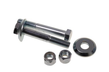 Beyaz arkaplanda çelik cıvata ve fındık makro görüntüsünü kapat.