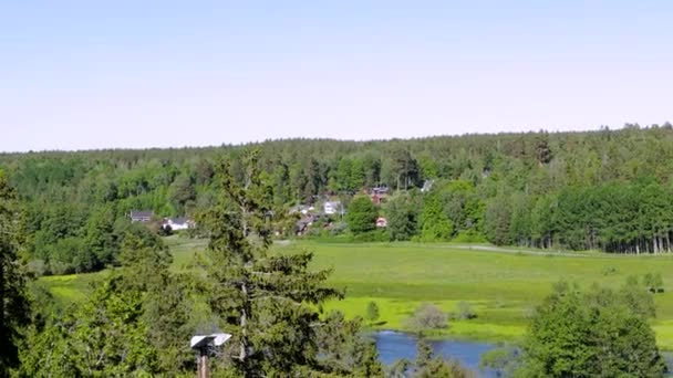 Prachtig Uitzicht Het Natuurlandschap Traditionele Houten Huizen Tussen Groene Bosbomen — Stockvideo