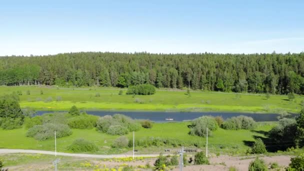 美しい自然景観の景色 アスファルトの道路やカヌーボートに沿って小さな川の川に沿って移動します スウェーデンだ ヨーロッパ — ストック動画