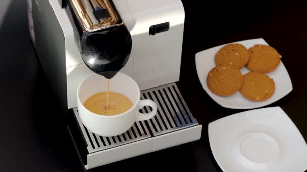 Vue Rapprochée Café Allant Machine Café Capsule Dans Une Tasse — Video