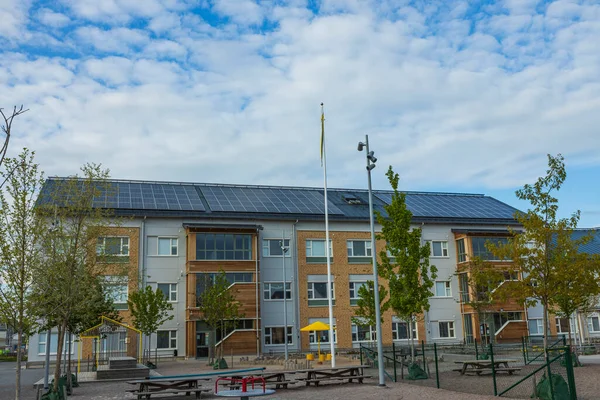 Çatısı Güneş Panelleriyle Donatılmış Beyaz Sarı Bina Manzarası Modern Teknoloji — Stok fotoğraf