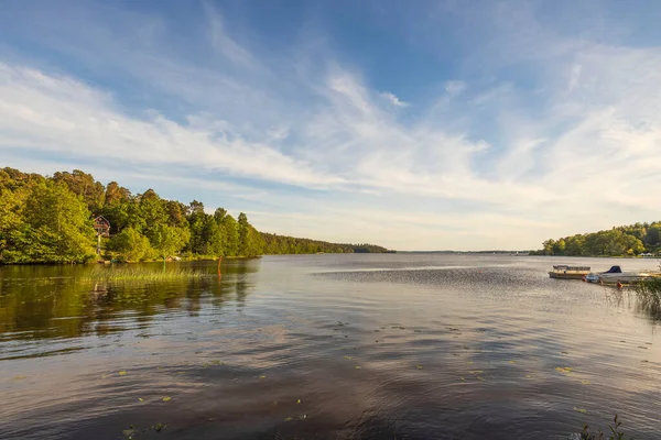 Belle Vue Sur Lac Avec Des Bateaux Sur Ciel Bleu — Photo