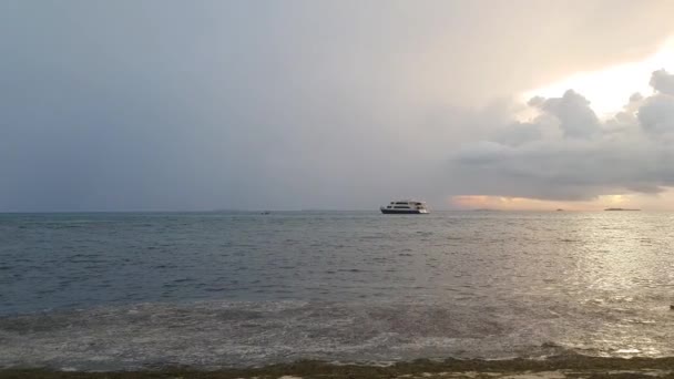 Lindo Pôr Sol Oceano Índico Maldivas Água Azul Turquesa Praia — Vídeo de Stock