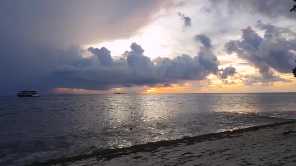 Hermosa Puesta Sol Océano Índico Maldivas Agua Turquesa Playa Arena — Vídeo de stock