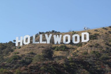 Mavi gökyüzü arka planında Hollywood işareti. Dünyaca ünlü simge. ABD. Los Angeles, Kaliforniya. 09.11. 2012.
