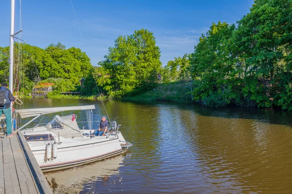 View Old Man Parked Motor Boat Beautiful Green Trees Coast — Stock Photo, Image