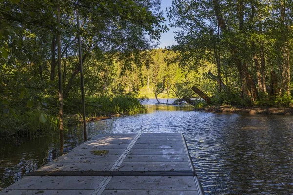 Ландшафтный Вид Реку Мостом Зелеными Деревьями Обеих Сторон Швеция Европа — стоковое фото