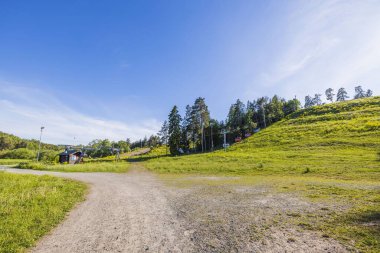 Güneşli yaz gününde mavi arka planda slalom kaldırma ile tepenin güzel manzarası. İsveç. Avrupa. Uppsala. 