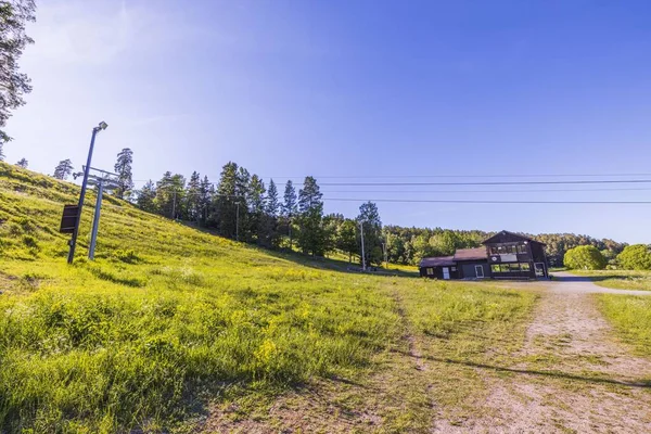 Vista Edifício Centro Desportivo Céu Azul Fundo Floresta Uppsala Suécia — Fotografia de Stock