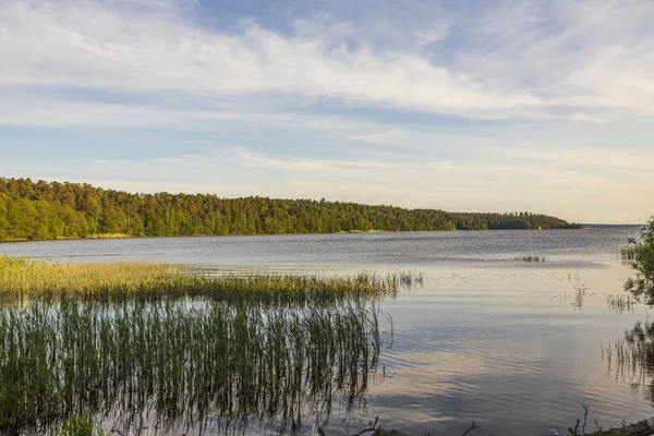 Belle Vue Sur Lac Sur Ciel Bleu Avec Fond Nuages — Photo