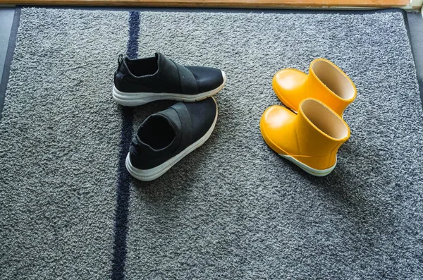 Vista Cerca Amarillo Negro Par Zapatos Verano Para Niños Estera —  Fotos de Stock