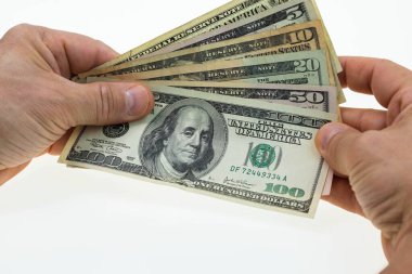 Dolarları tutan erkeklerin yakın görüntüsü. Para kavramı geçmişi.