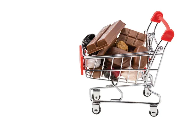 Close Zicht Winkelwagentje Gevuld Met Snoepjes Chocolade Ongezond Voedsel Gezondheidsconcept — Stockfoto