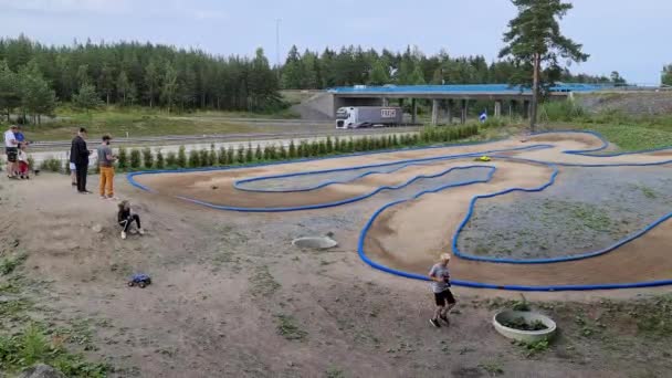 트랙에서 장난감 경주용 자동차를 배우는 사람들의 아름다운 스웨덴 2020 — 비디오