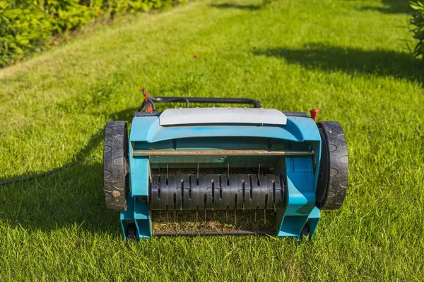 Vista Cerca Del Aireador Césped Eléctrico Sobre Césped Verde Aislado —  Fotos de Stock