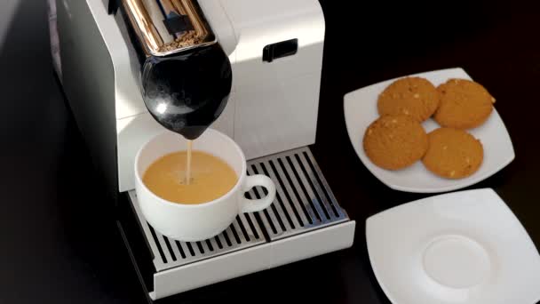 Kapsül Kahve Makinesinden Beyaz Fincana Akan Kahvenin Görüntüsünü Kapat Güzel — Stok video