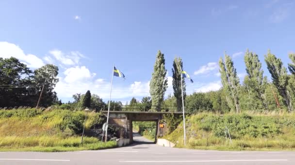 Όμορφη Θέα Του Τοπίου Δύο Σουηδικές Σημαίες Κοντά Μικρή Γέφυρα — Αρχείο Βίντεο