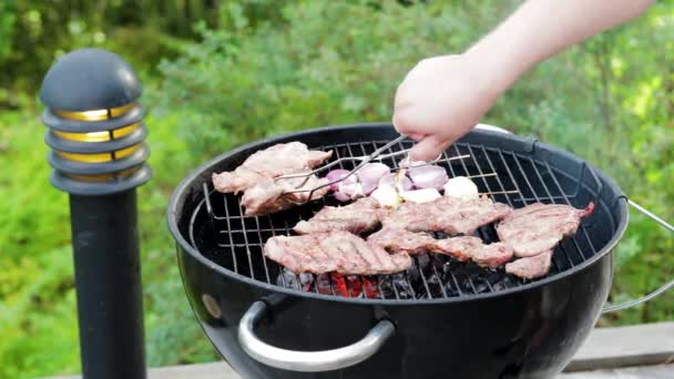 夏の日には 屋外で肉ステーキや玉ねぎを焼く男性のビューを閉じます 健康的な食事のコンセプト — ストック動画