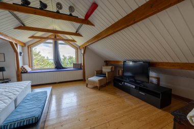 Büyük pencereli, çift kişilik yataklı ve televizyonlu güzel bir üst kat manzarası var.. 