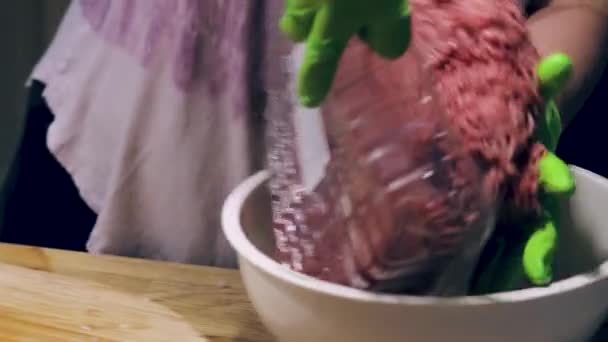 近景女性手在绿色手套工作与切碎的肉在白色碗 烹饪概念背景 — 图库视频影像