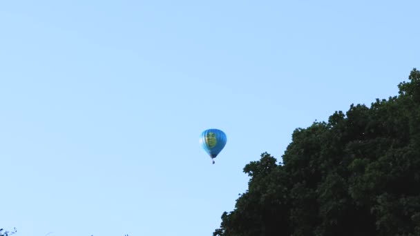 Prachtig Uitzicht Heteluchtballon Ver Weg Blauwe Lucht Een Prachtige Zomeravond — Stockvideo