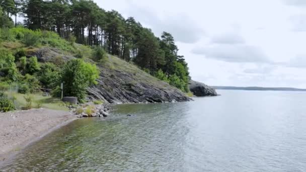 Vacker Utsikt Över Naturlandskapet Underbara Östersjön Vattenytan Gröna Skogsträd Och — Stockvideo