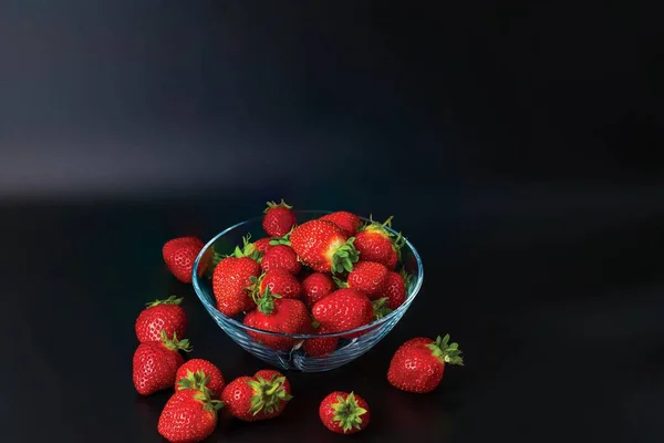 Vista Cerca Fresa Roja Fresca Tazón Vidrio Sobre Fondo Negro — Foto de Stock