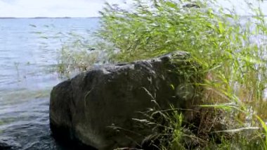 Kayalık sahilin güzel manzarası ve büyük kayaların yanındaki dalgalar. Güzel doğa manzarası. İsveç, Avrupa.