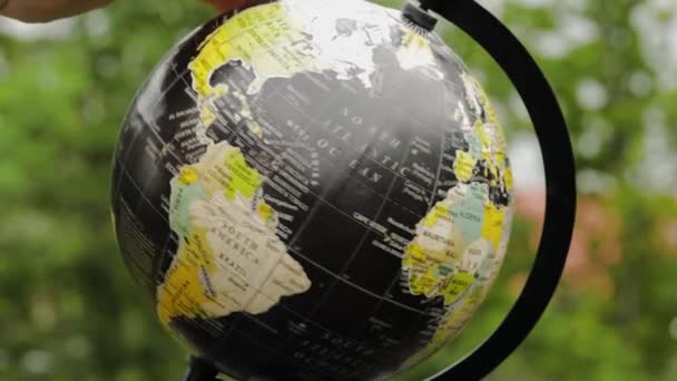近景手转色彩斑斓的校园地球仪 — 图库视频影像