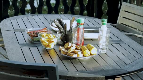 Hermosa Vista Aire Libre Mesa Comedor Madera Con Comida Cubiertos — Vídeo de stock