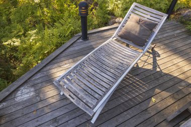 Eski ahşap yataklı ahşap verandalı muhteşem oturma odası manzarası.