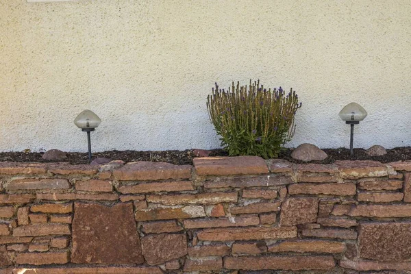 Закройте Вид Каменную Стену Двумя Фонарями Букетом Цветов Концепция Наружного — стоковое фото