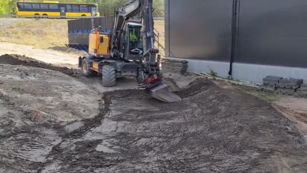 Vue Paysage Avec Deux Travailleurs Regardant Les Machines Excavation Travail — Video