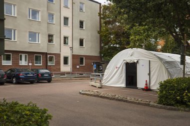COVID19 testi için açık hava sağlık merkezinin manzarası. 08.20.2020. Uppsala. İsveç.